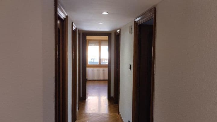 4 bedrooms apartment for rent in Zaragoza, Spain - Image 8