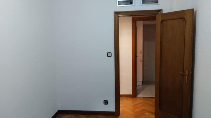 4 bedrooms apartment for rent in Zaragoza, Spain - Image 18