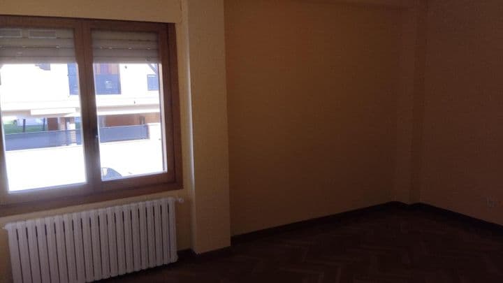 4 bedrooms apartment for rent in Zaragoza, Spain - Image 10