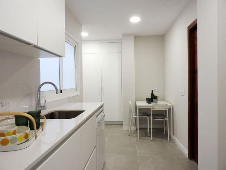 4 bedrooms apartment for rent in Las Palmas de Gran Canaria, Spain - Image 3