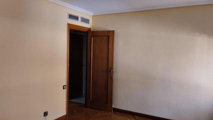 4 bedrooms apartment for rent in Zaragoza, Spain - Image 11