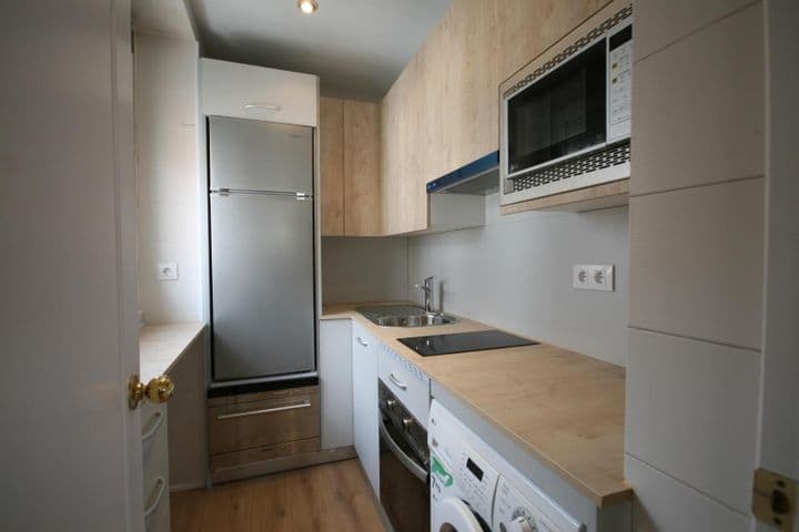 2 bedrooms house for rent in Madrid, Spain - Image 4