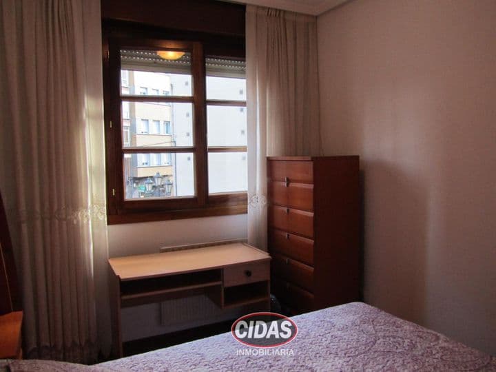 4 bedrooms apartment for rent in Oviedo, Spain - Image 12