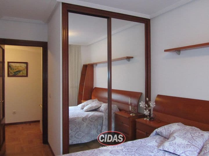 4 bedrooms apartment for rent in Oviedo, Spain - Image 11