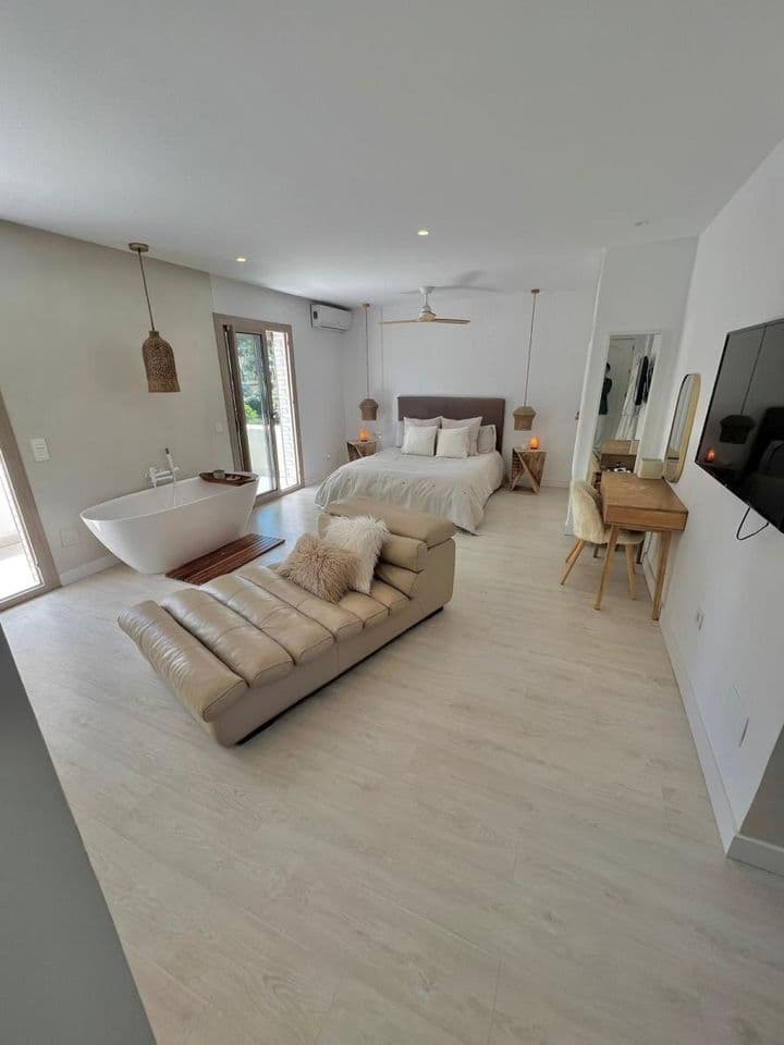 4 bedrooms house for rent in Centro, Spain - Image 8