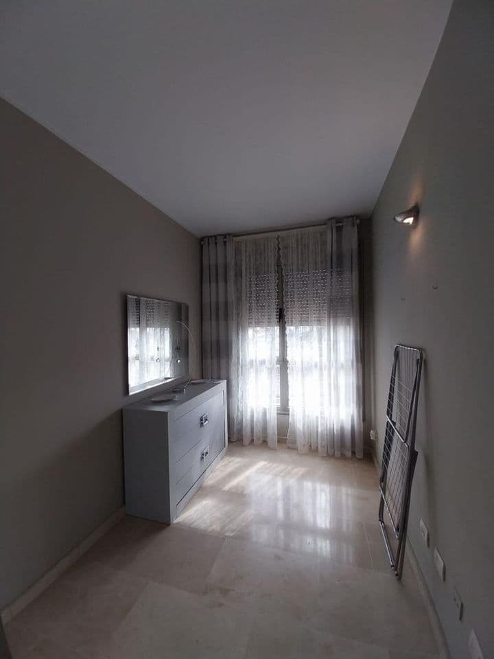 2 bedrooms apartment for rent in Ciudad Alta, Spain - Image 9