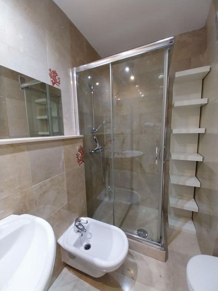 2 bedrooms apartment for rent in Ciudad Alta, Spain - Image 11