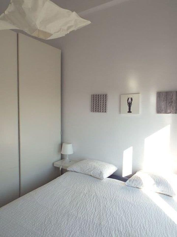 2 bedrooms apartment for rent in Ciutat Vella, Spain - Image 8