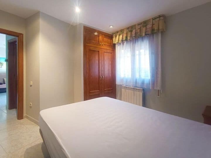 2 bedrooms apartment for rent in Huesca, Spain - Image 9