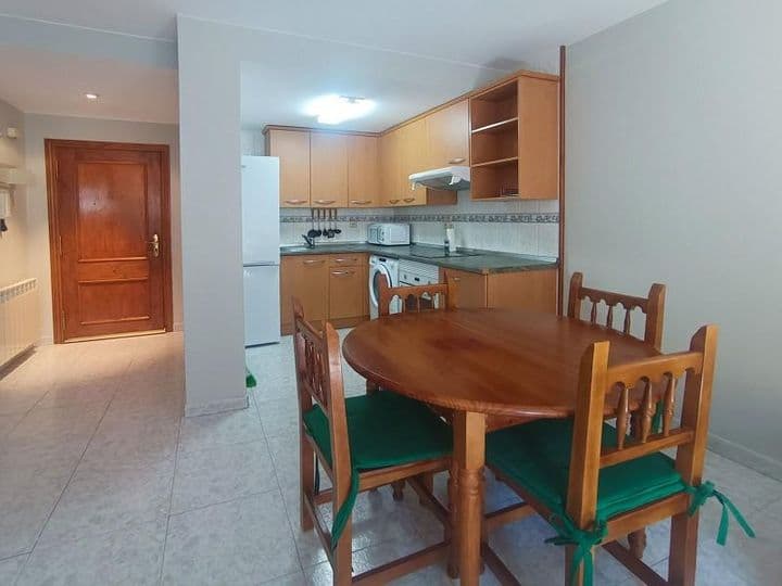 2 bedrooms apartment for rent in Huesca, Spain - Image 3