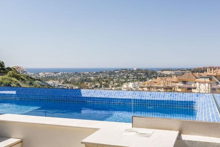 3 bedrooms apartment for sale in Nueva Andalucia, Spain - Image 2