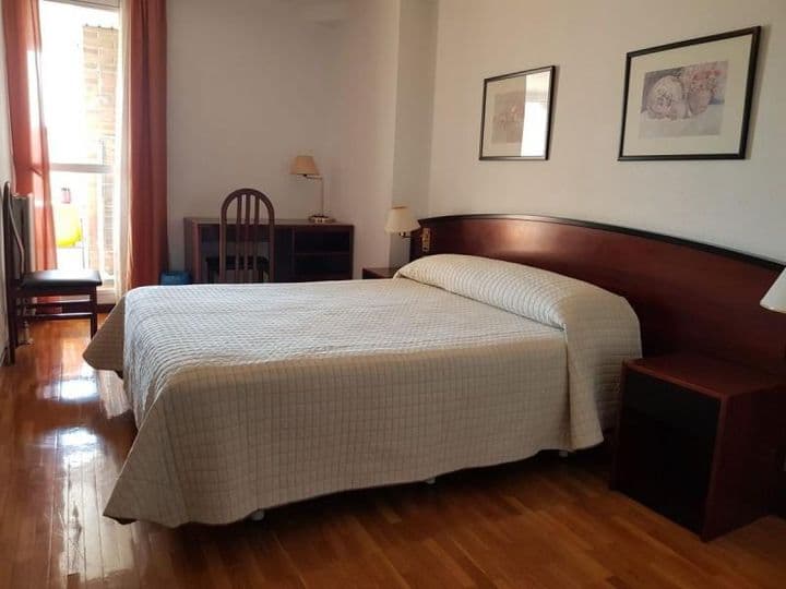 2 bedrooms apartment for rent in Pamplona, Spain - Image 4