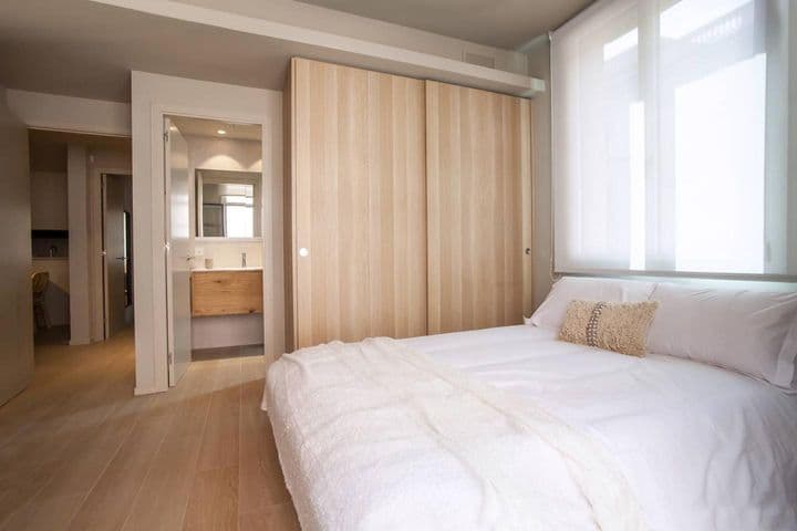 2 bedrooms apartment for rent in Ciutat Vella, Spain - Image 9