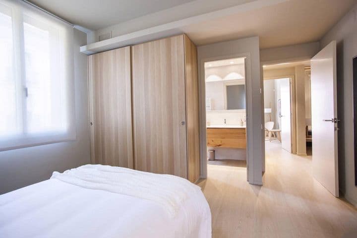 2 bedrooms apartment for rent in Ciutat Vella, Spain - Image 11