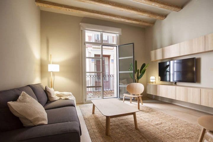 2 bedrooms apartment for rent in Ciutat Vella, Spain - Image 3