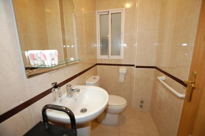 4 bedrooms apartment for rent in Granada, Spain - Image 8