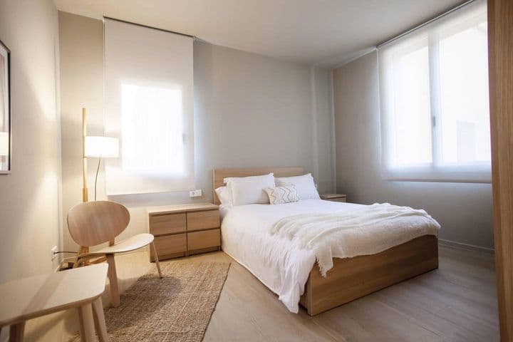 2 bedrooms apartment for rent in Ciutat Vella, Spain - Image 10