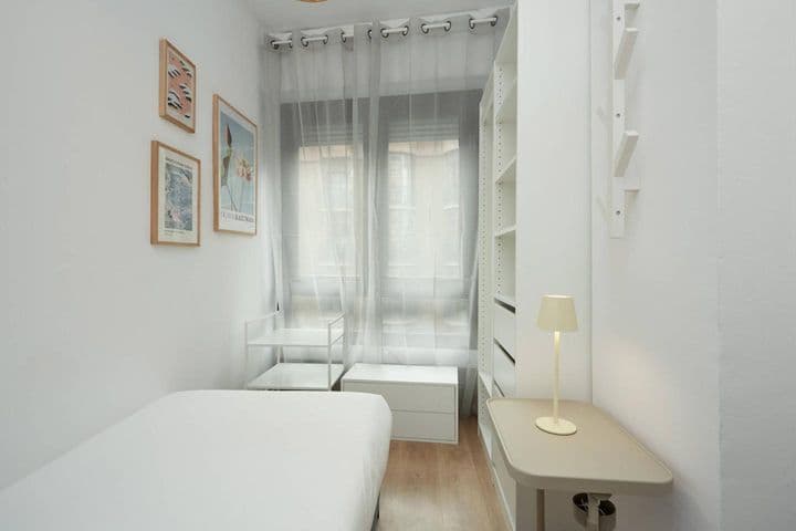 4 bedrooms apartment for rent in Sant Gervasi, Spain - Image 9