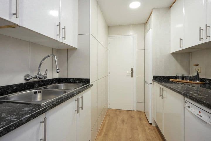 2 bedrooms apartment for rent in Horta-Guinardo, Spain - Image 10