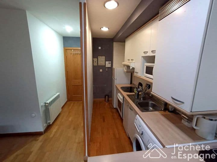 1 bedroom apartment for rent in Numancia, Spain - Image 4