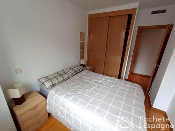 1 bedroom apartment for rent in Numancia, Spain - Image 10