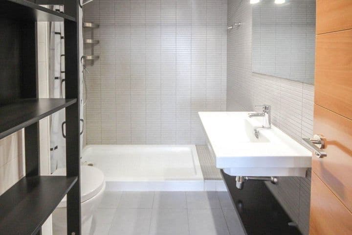 2 bedrooms apartment for rent in Granada, Spain - Image 12