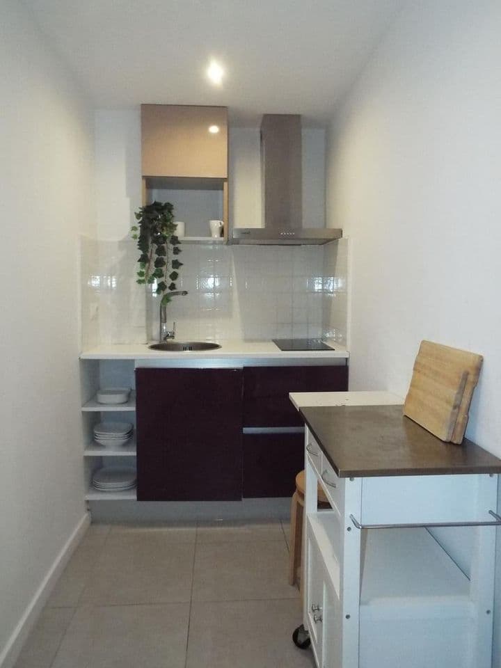 1 bedroom apartment for rent in Ciutat Vella, Spain - Image 7