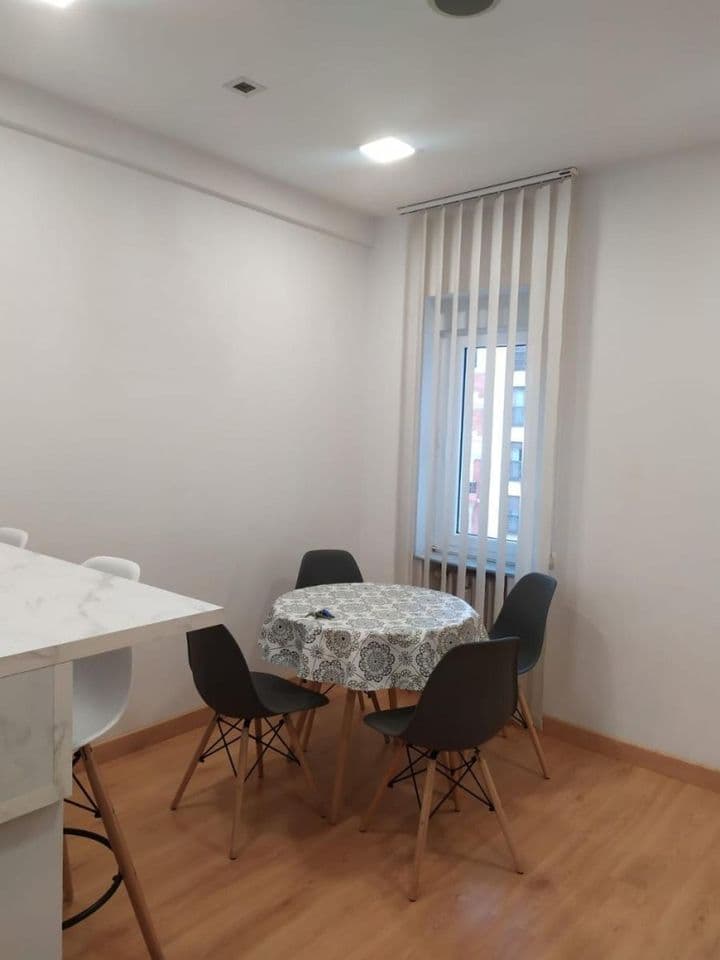 4 bedrooms apartment for rent in Oviedo, Spain - Image 3