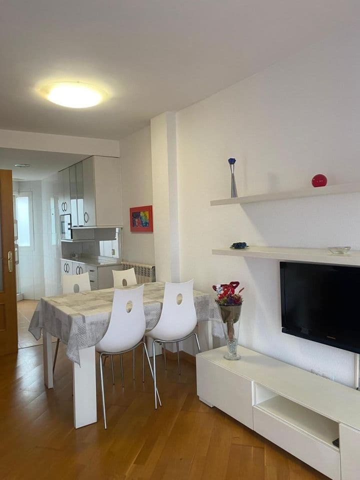 1 bedroom apartment for rent in Zaragoza, Spain - Image 9