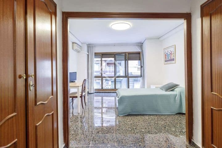 4 bedrooms apartment for rent in Valencia, Spain - Image 11