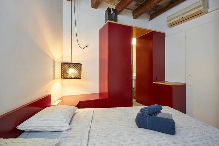 1 bedroom apartment for rent in Ciutat Vella, Spain - Image 10