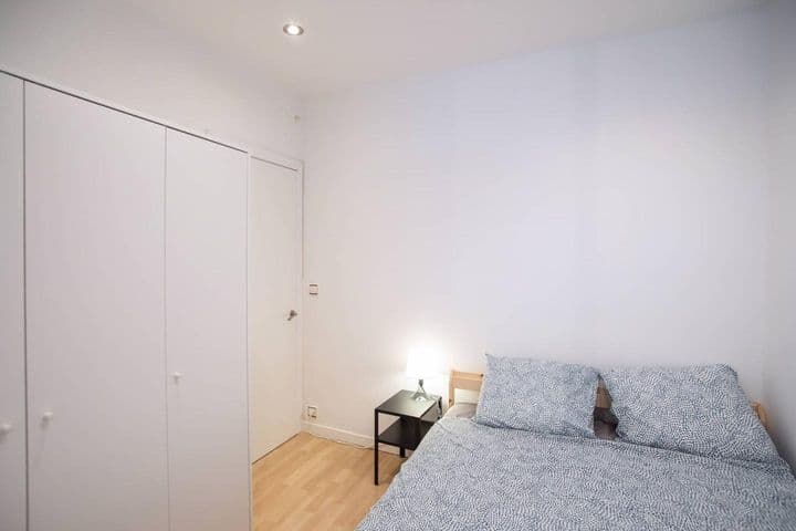 1 bedroom apartment for rent in Ciutat Vella, Spain - Image 11