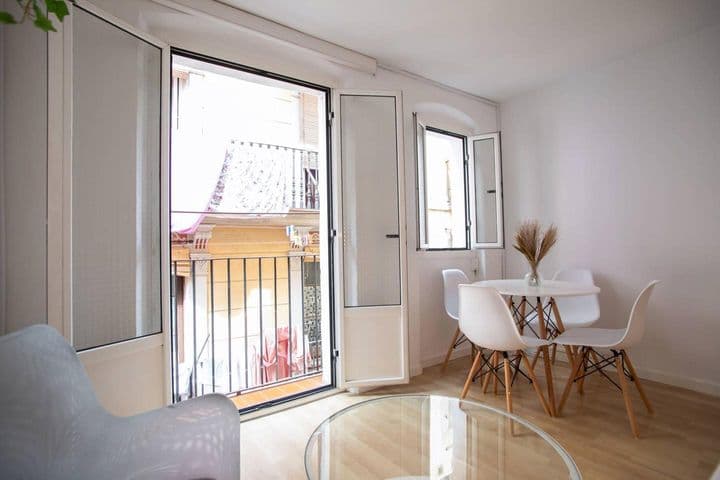 1 bedroom apartment for rent in Ciutat Vella, Spain - Image 2