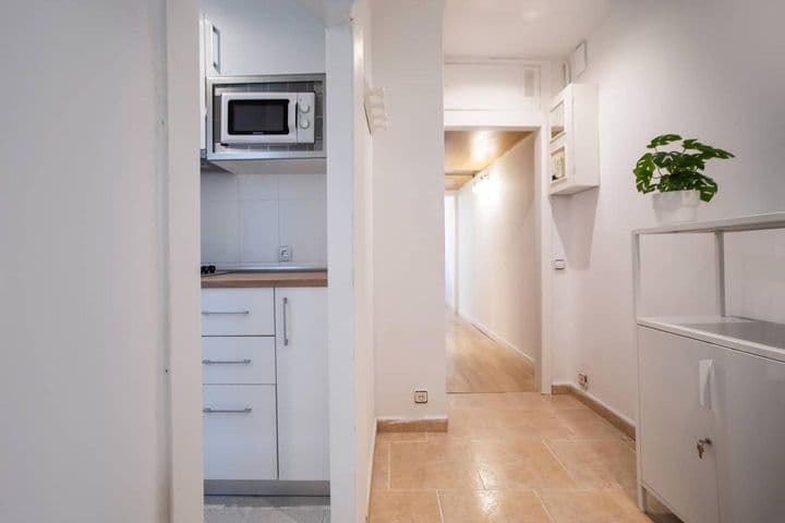 1 bedroom apartment for rent in Ciutat Vella, Spain - Image 7