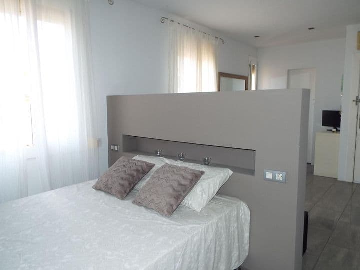 1 bedroom apartment for rent in Ciutat Vella, Spain - Image 9