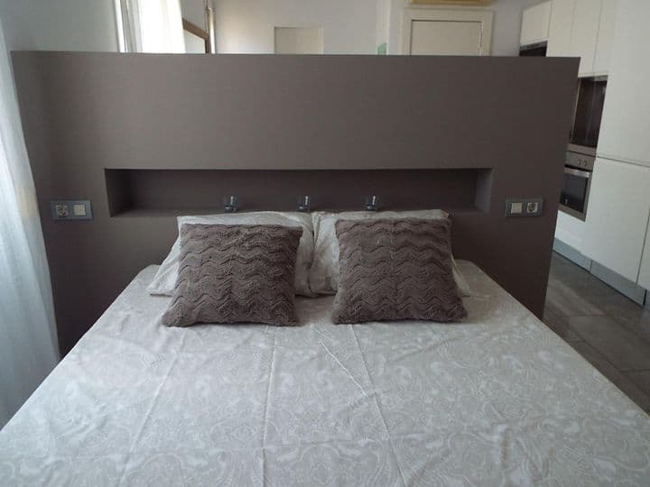 1 bedroom apartment for rent in Ciutat Vella, Spain - Image 10