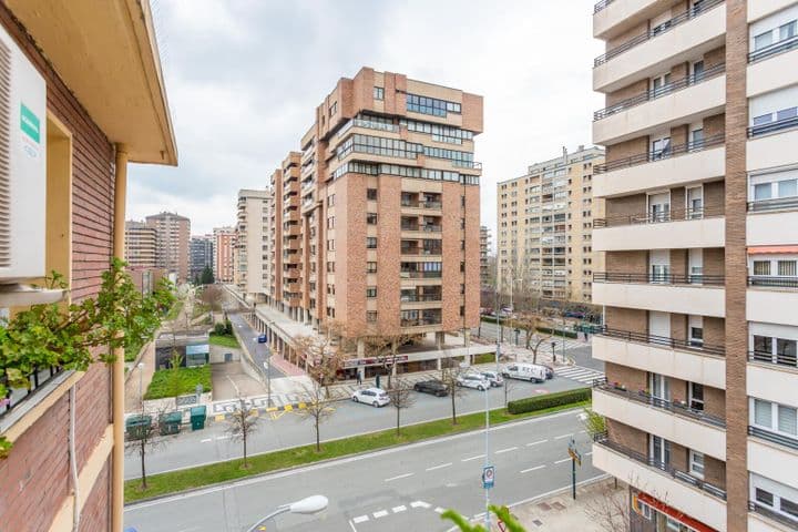 4 bedrooms apartment for rent in Pamplona, Spain - Image 12