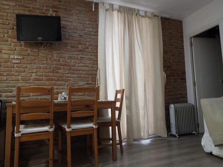 1 bedroom apartment for rent in Ciutat Vella, Spain - Image 3