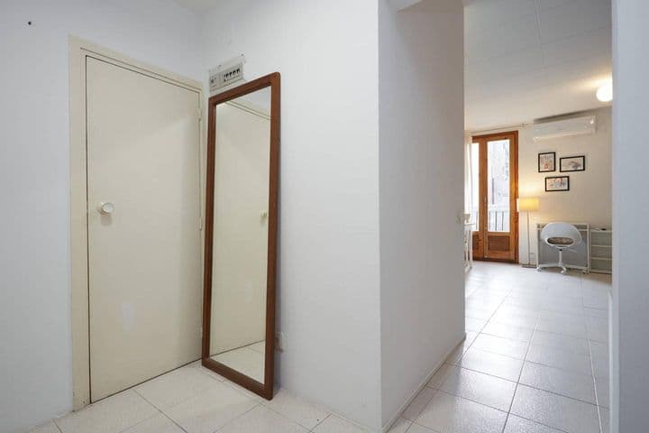 1 bedroom apartment for rent in Ciutat Vella, Spain - Image 12