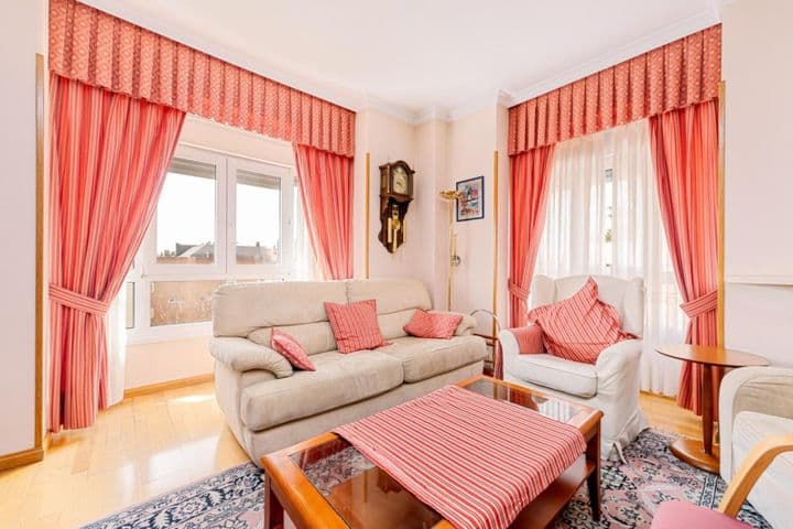 3 bedrooms apartment for sale in Ciudad Lineal, Spain - Image 2