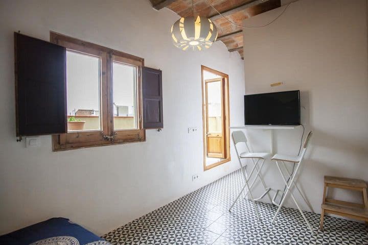 1 bedroom apartment for rent in Ciutat Vella, Spain - Image 8