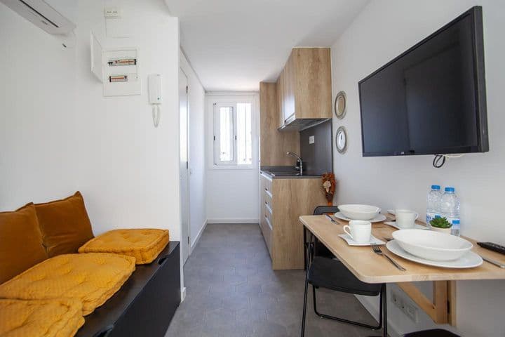 1 bedroom apartment for rent in Ciutat Vella, Spain - Image 2