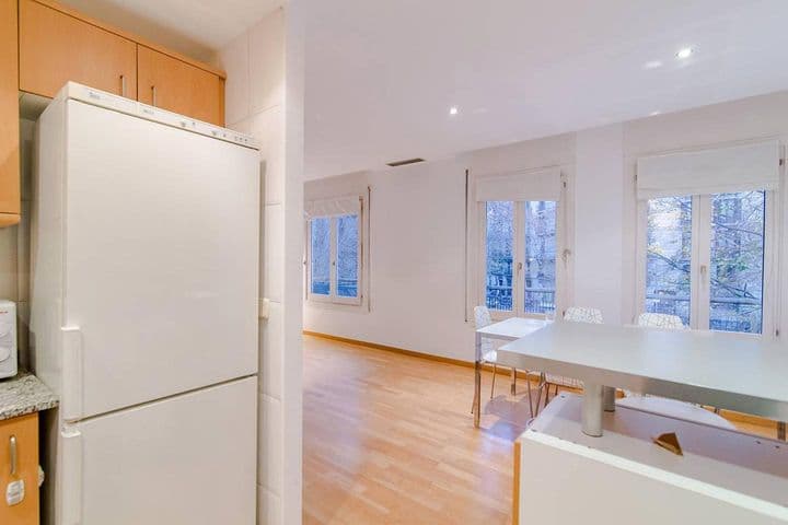 1 bedroom apartment for rent in Eixample, Spain - Image 8