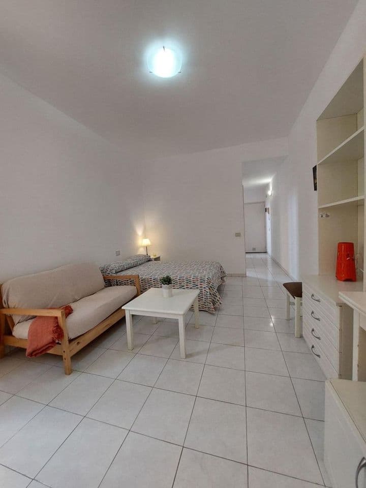 Apartment for rent in Centro, Spain - Image 2