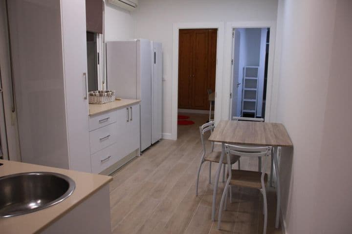 2 bedrooms apartment for rent in Centro-Sagrario, Spain - Image 8