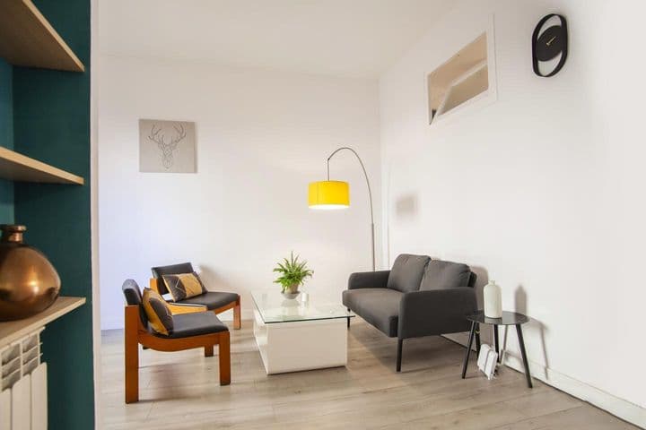 3 bedrooms apartment for rent in Sants-Montjuic, Spain - Image 2