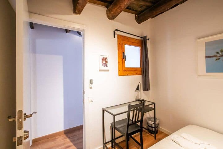 3 bedrooms apartment for rent in El Raval, Spain - Image 11