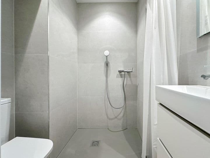 6 bedrooms apartment for rent in Centro, Spain - Image 11