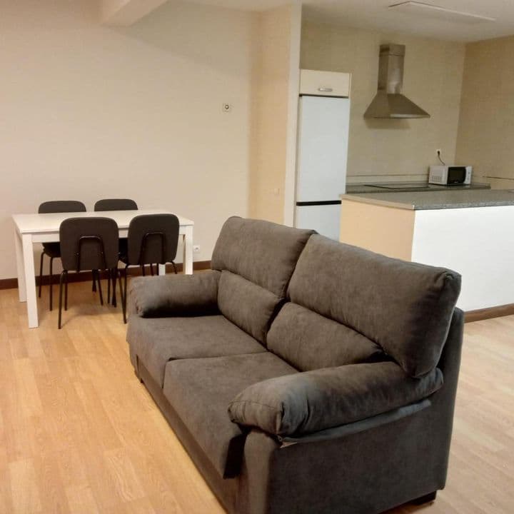 2 bedrooms apartment for rent in Torrelavega, Spain - Image 2