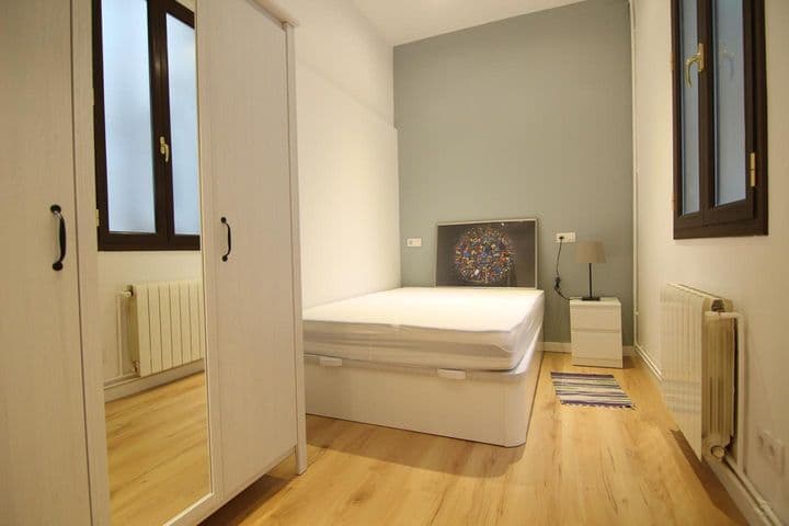 3 bedrooms apartment for rent in Ciutat Vella, Spain - Image 8